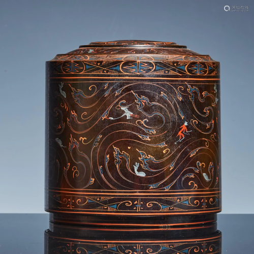 The decorative round box of lacquer painting in Han