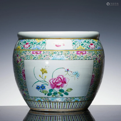 The flower and bird jar with the pattern of twining