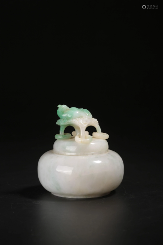 A carved emerald jade water pot, Dia 7 cm - H 7.8 cm -