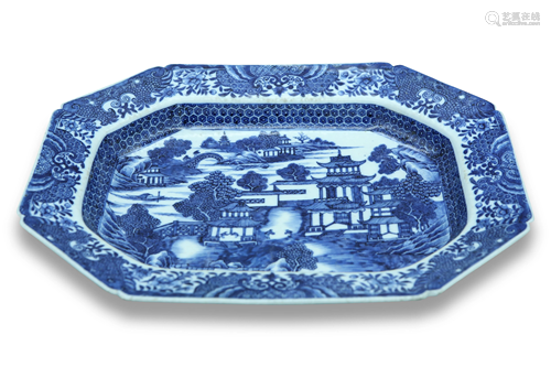 A export porcelain plate, decorated with pavilions in a