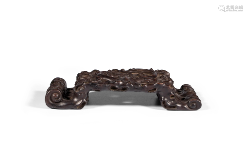 A Chinese carved zitan wood brush rest H 2,8 cm - L 18