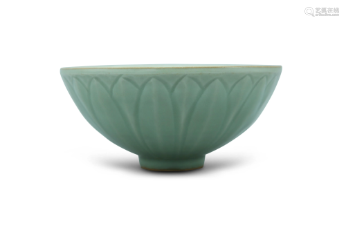 A longquan celadon bowl, Dia 20 cm