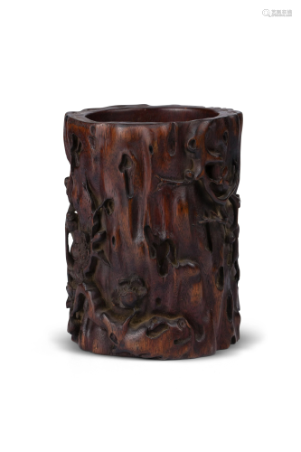 A Chinese carved rosewood brush pot, H 14,6 cm - W 11