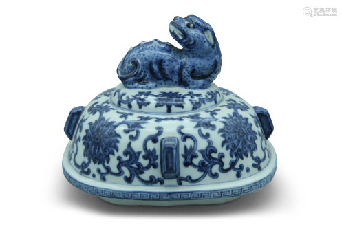 A blue and white lion head can lid, H 14,5 - - W 14,5 -