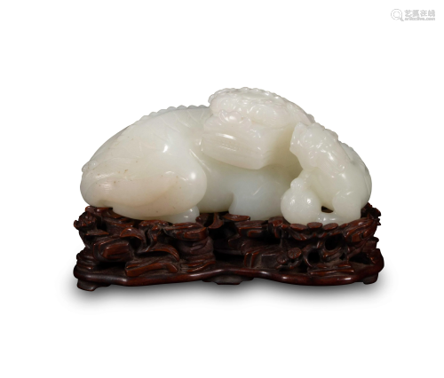 A white jade carving of playful lions, L 13,1 cm - W 8
