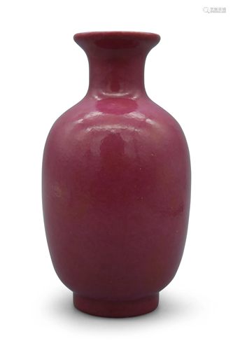 A monochrome red glazed vase, H 19 cm