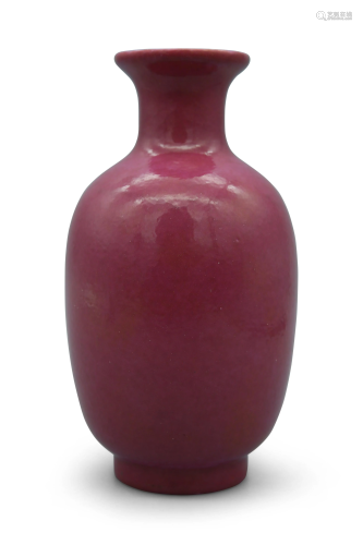 A monochrome red glazed vase, H 19 cm