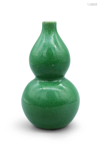 A monochrome green crackle galzed double-gourd vase, H