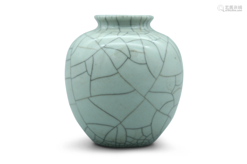 A Guan ware style celadon crackle glazed jar, H 11 cm