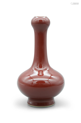 A monochrome red glazed garlic mouth bottle vase, H