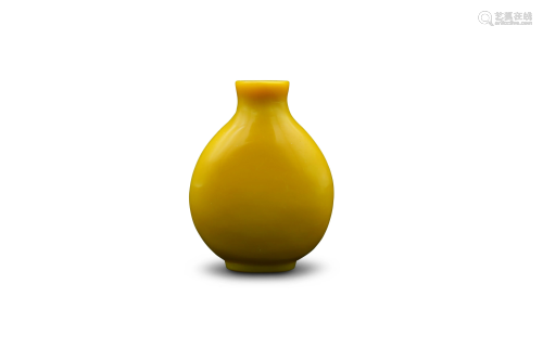 A yellow Peking glass snuff bottle, H 6 cm