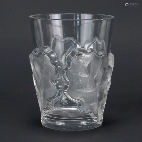 Een Lalique France crystal vase with decorated oak