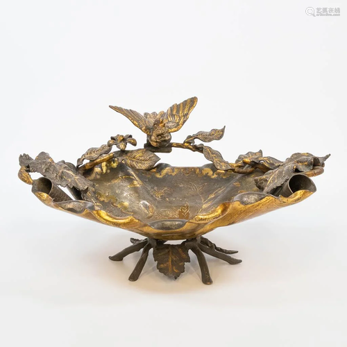 A 'milieu de table' with bird made of bronze. (31,5 x