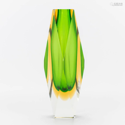 a Sommerso glass vase stickered Vetri Murano . (7 x 7 x