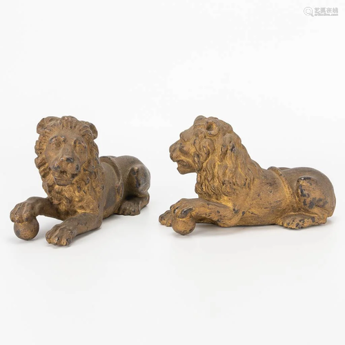 A pair of lion figurines, made of cast iron. 19th