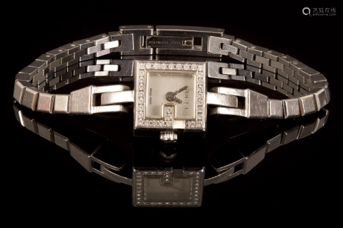 Gucci - Women's Wristwatch Set w/ Diamonds