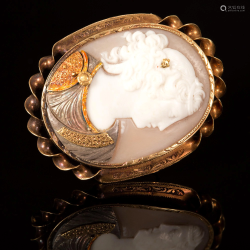 Cameo of classical figure set in 14k gold frame- France