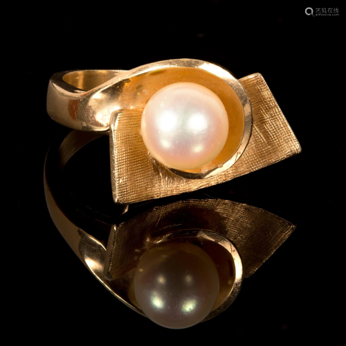 14k yellow gold and pearl ring