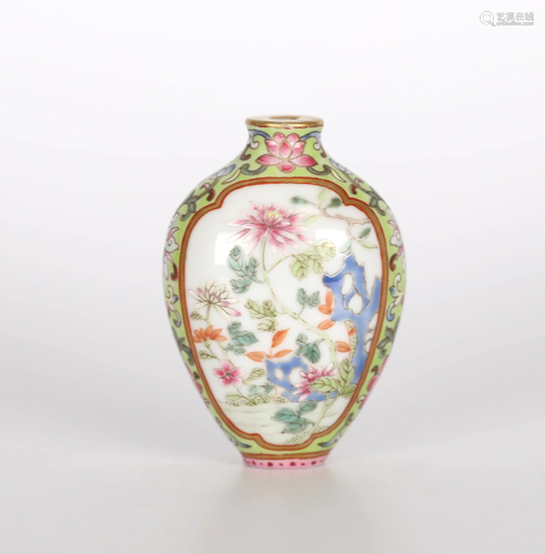 Chinese Famille Rose Snuff Bottle