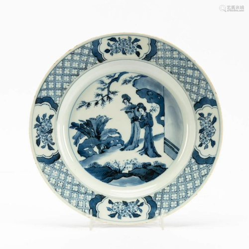 CHINESE BLUE & WHITE FIGURAL MOTIF PLATE