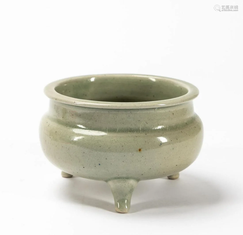 CHINESE CELADON GLAZED FOOTED PORCELAIN BOWL