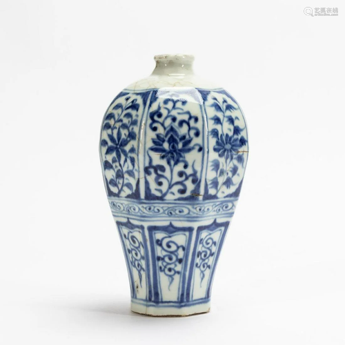 CHINESE BLUE & WHITE FLORAL PORCELAIN VASE