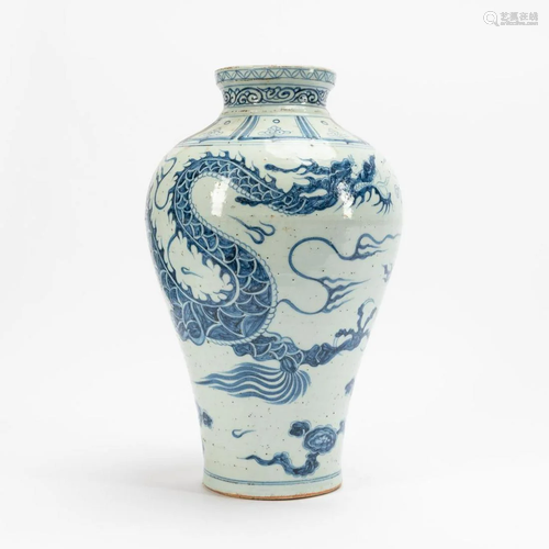 CHINESE LARGE BLUE & WHITE PORCELAIN VASE