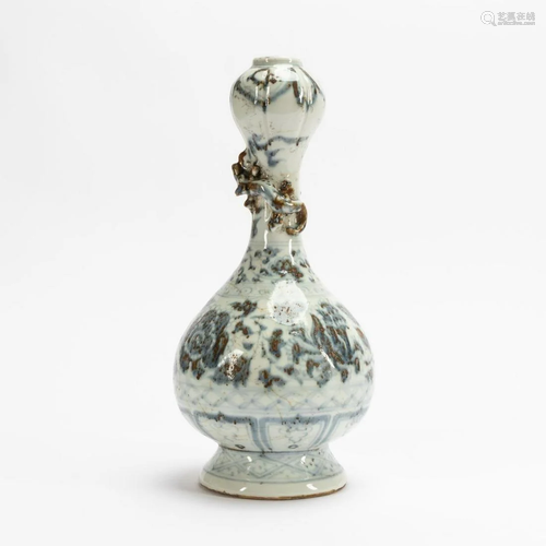 CHINESE BLUE & WHITE SUANTOUPING VASE WITH DRAGON