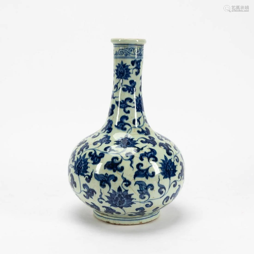 CHINESE BLUE AND WHITE PORCELAIN GLOBULAR VASE