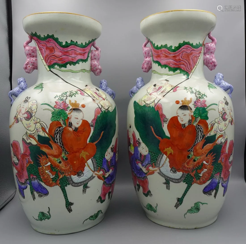 ANTIQUE PAIR OF PORCELAIN CHINESE VASES