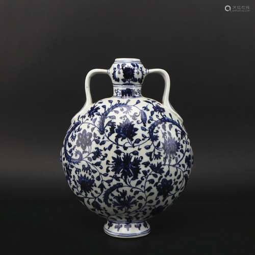 A blue and white 'floral' moonflask