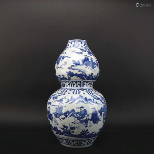 A blue and white 'figure' gourd-shaped vase