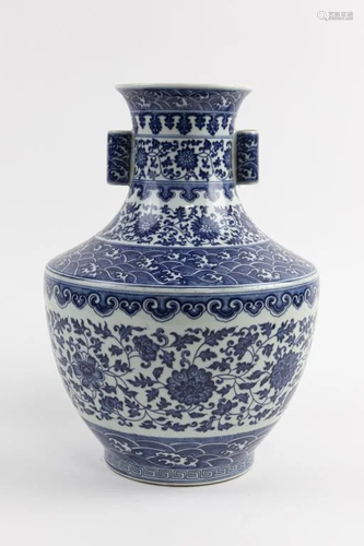 CHINESE BLUE AND WHITE VASE