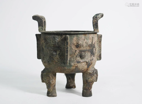 CHINESE BRONZE TRIPOD VESSEL