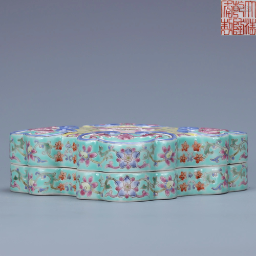 A Famille Rose Box Qianlong Mark