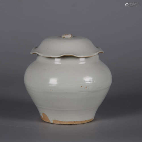 A Shufu Glazed Porcelain Jar with Cover