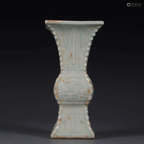 A White Glazed Porcelain Beaker Vase
