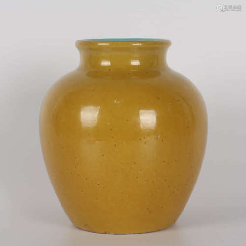 A Yellow Glaze Porcelain Jar