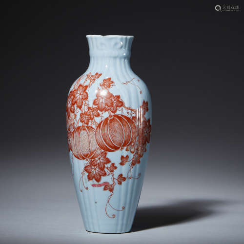 清晚期   天蓝釉矾红花卉包袱瓶