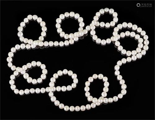 A Cultured Freshwater Pearl Necklace.