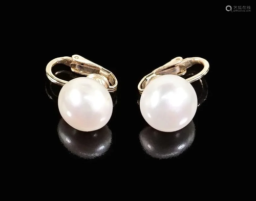 A Pair of Chinese Freshwater Pearl Earclips.