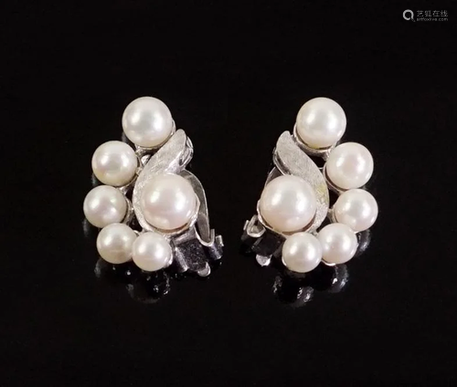 A Pair of Pearl Earclips.