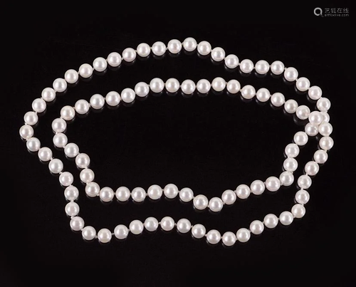 A Cultured Pearl Necklace.