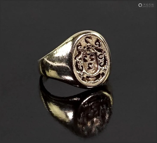 A 14 Karat Yellow Gold Signet Ring.