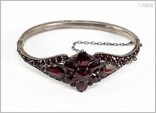 A Garnet Bracelet.