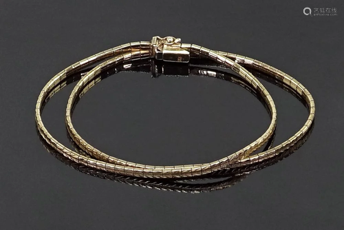 An 18 Karat Yellow Gold Bracelet.