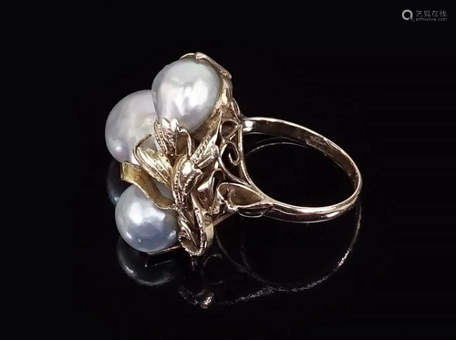 A Grey Baroque Pearl Ring.