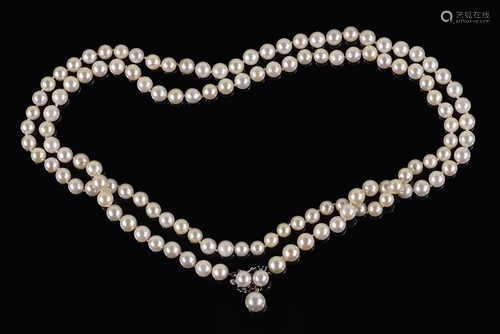 A Cultured Pearl Necklace.