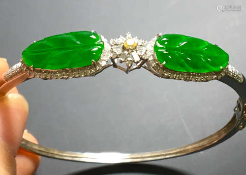 ICY GREEN JADEITE LEAF PATTERN BANGLE