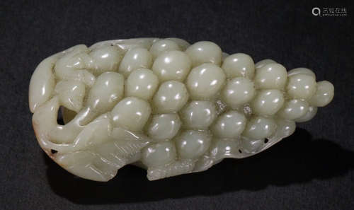 HETIAN JADE SQUIRREL GRAPE PATTERN PENDANT